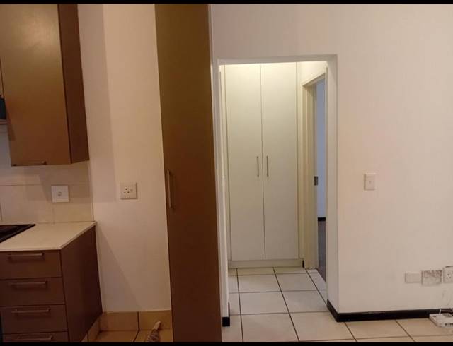 1 BEDROOM APARTMENT FOR SALE IN BRYANSTON